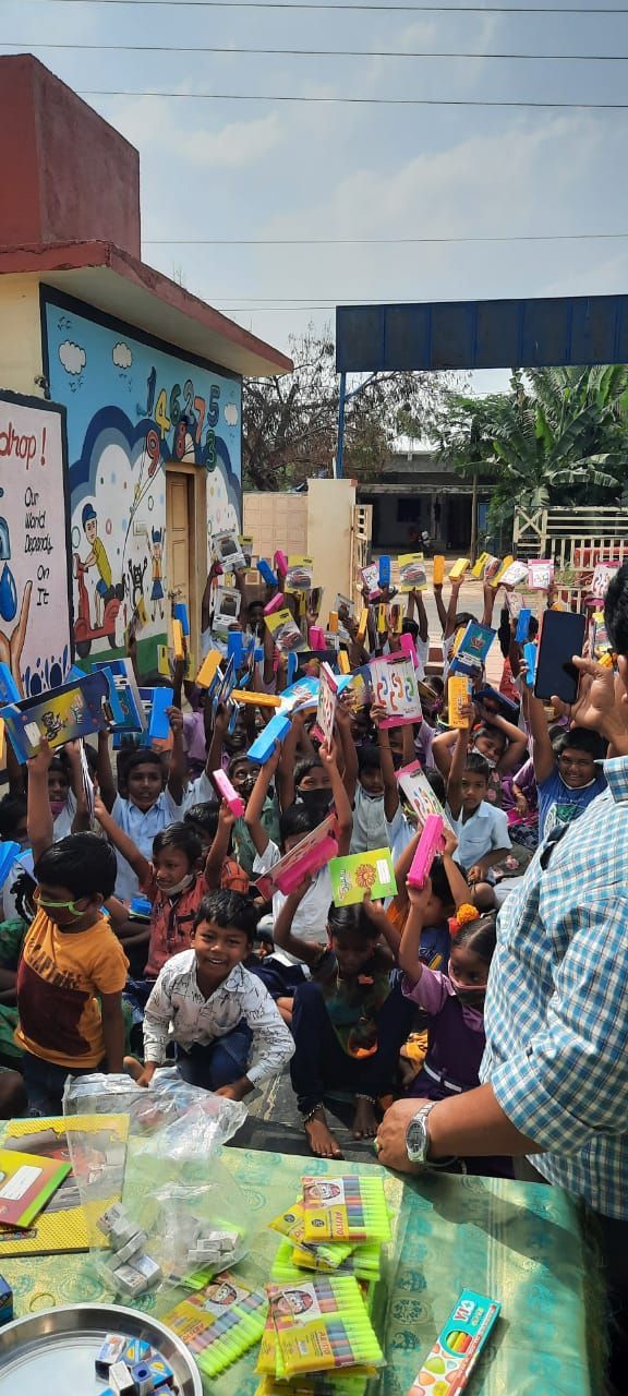 Ann-Vastra Seva — children receiving kits